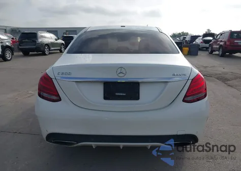 2015 Mercedes-Benz C 300 4Matic/Luxury 4Matic/Sport 4Matic z USA, uszkodzony, nr VIN 55SWF4KB9FU063301